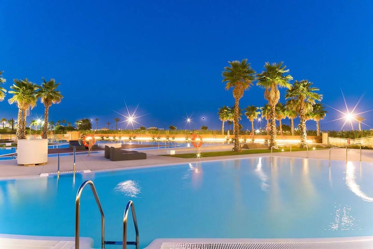 Luxury Complex Beachfront Apartment, Infinity Pool, Sauna, Gym And Large Terrace 토레몰리노스 외부 사진